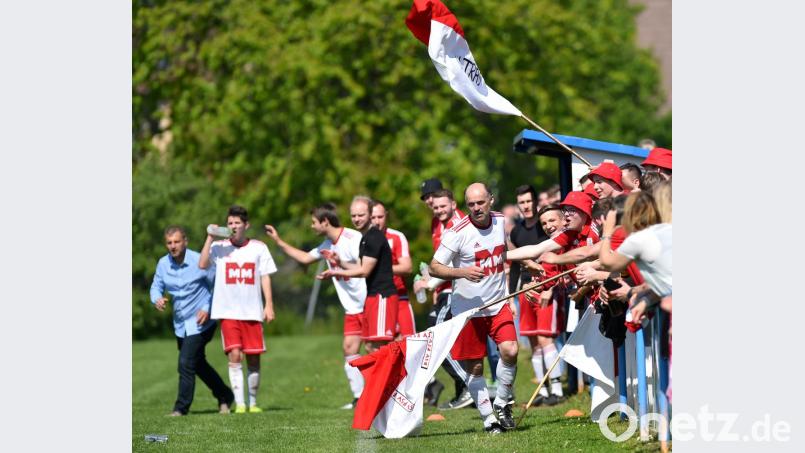 Oldie but Goldie: Hubert Pühler lässt sich nach seinem Kopfballtreffer zum zwischenzeitlichen 2:0 für Waldthurn von den FSV-Fans feiern. Die Fahrenbergelf siegte im Derby beim SV Altenstadt/Voh. mit 2:1, schaffte damit den Klassenerhalt und verurteilte den Gegner zum Direktabstieg. Bild: A. Schwarzmeier