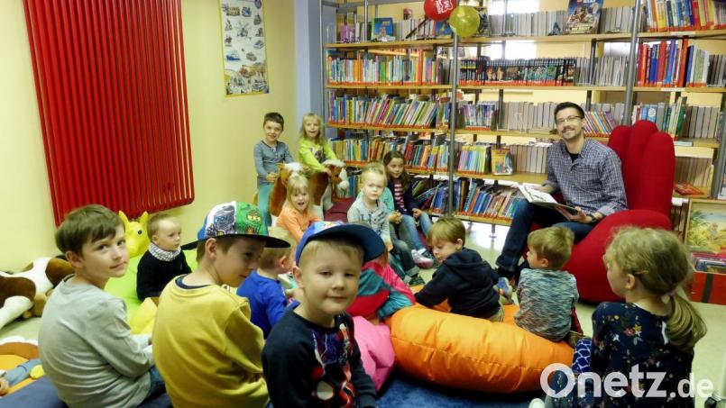 Matthias Höning liest eine Geschichte von dem mutigen Hamster "Billy" vor. Bild: exb