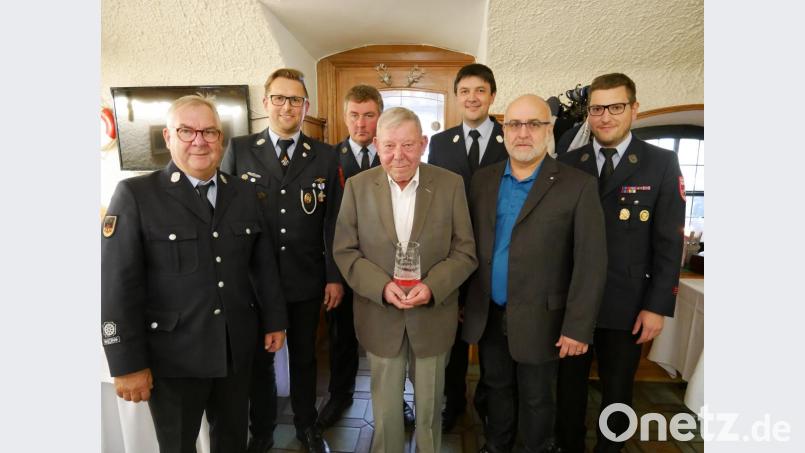 Die Abordnungen der beiden Feuerwehren gratulierten dem Jubilar Siegfried Pfohl (Mitte). Bild: flm