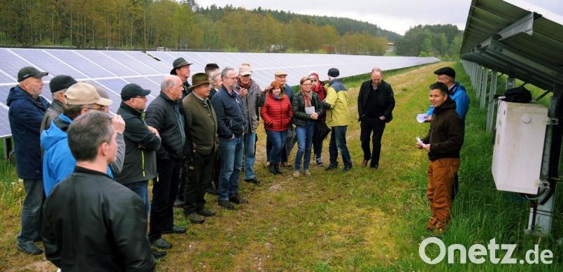 Auf einer Fläche von 4,5 Hektar stehen östlich von Ebermannsdorf 7720 PV-Module, die 1,8 Megawatt Strom liefern. Damit könnte Ebermannsdorf rechnerisch zu 70 Prozent mit Strom versorgt werden. Hubertus Freiherr von Eyb (rechts) informierte die Teilnehmer der Landkreis-Tour über „seine“ Photovoltaik-Freiflächenanlage. Bild: gf