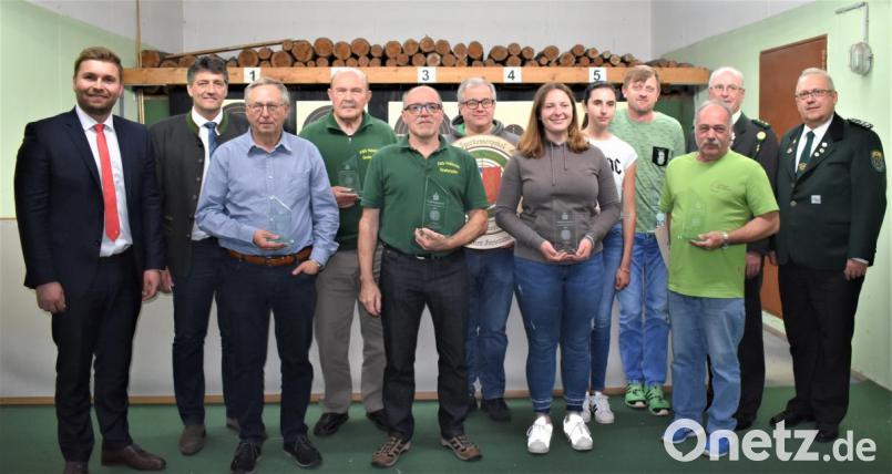 Die Einzelsieger des 50. Sparkassen-Pokalschießens stellen sich zu einem Erinnerungsfoto auf. Bild: rgr