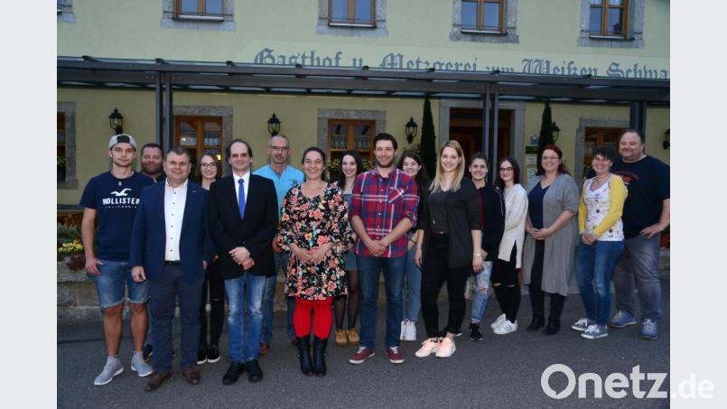 Bürgermeister Karlheinz Budnik (vorne, links) freut sich über die Wiederwahl von Vorsitzenden Dominik Neitz, zweiter Vorsitzenden Anita Nonnenmacher und die Wahl des neuen Geschäftsführers Franz Bayerl und der Schriftführerin Jennifer Helgert (vorne, von links). In der zweiten Reihe die Beisitzer und die Kassenprüfer Klaus Richter und Andrea Schieder (von rechts). Bild: bey