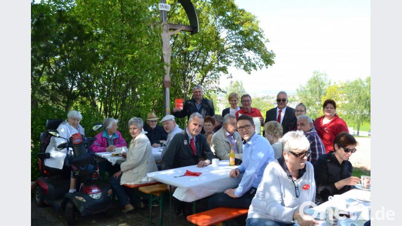 Vor dem &quot;Bauscherkreuz&quot; auf der &quot;Konradsruh&quot; fand das Kaffeekränzchen statt. Bei dieser Gelegenheit stellen sich die Stadtratskandidaten aus dem Ortsverein vor. Bild: hcz