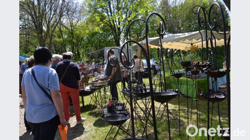 Das Angebot beim Gartenmarkt war sehr vielfältig von Holz-, Aluminium bis Metallarbeiten für Haus und Garten. Bild: gi
