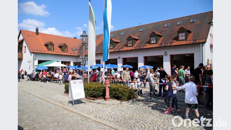Volles Haus bei schönstem Wetter verzeichnete am Sonntag die Auerbacher Feuerwehr. Bild: jma