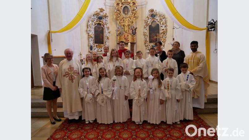 Die Kommunionkinder freuen sich mit den Priestern und aktiven Begleitern. Bild: gz