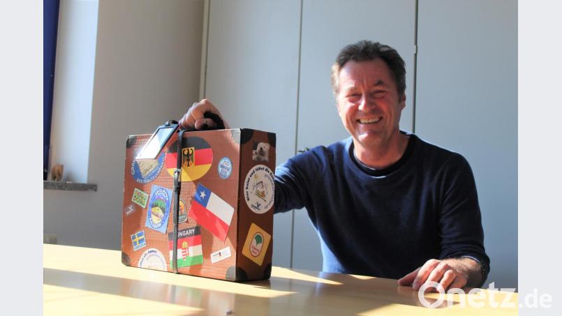 „Diesen Koffer hatten mir meine Mitarbeiter vor dem Jahr in Chile gepackt. Er enthielt auch einen Stadtplan von Santiago – sehr nützlich, denn vor Ort hätte es keinen gegeben“, erzählt Siegfried Schröpf die Geschichte einer für ihn wertvollen Aufmerksamkeit. Bild: mvs