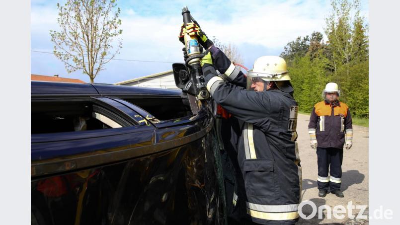 Hier wird an einer vorher angebrachten Markierung geschnitten, um das Dach abzutrennen. Bild: egl