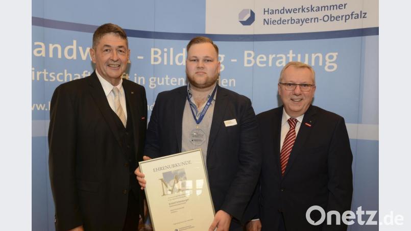 Für ihre hervorragenden Leistungen in der Meisterprüfung überreichten HWK-Präsident Dr. Georg Haber (links) und Hauptgeschäftsführer Jürgen Kilger (rechts.) an 18 junge Handwerksmeister eine Ehrenurkunde samt Medaille, darunter auch an Elektrotechniker Kristof Schönberger. Bild: Fotostudio Kraus