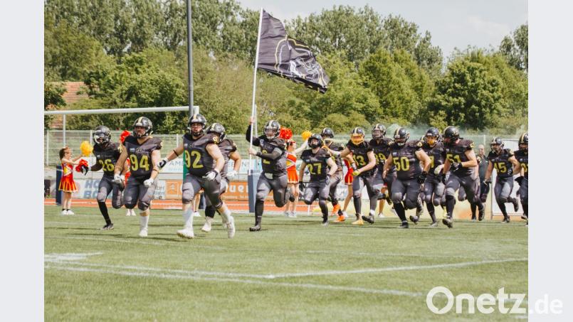 Einzug der Mad Bulldogs: Dank einer starken Teamleistung gelang den Amberger Footballern der dritte Sieg im dritten Spiel. Bild: Julie Harrer