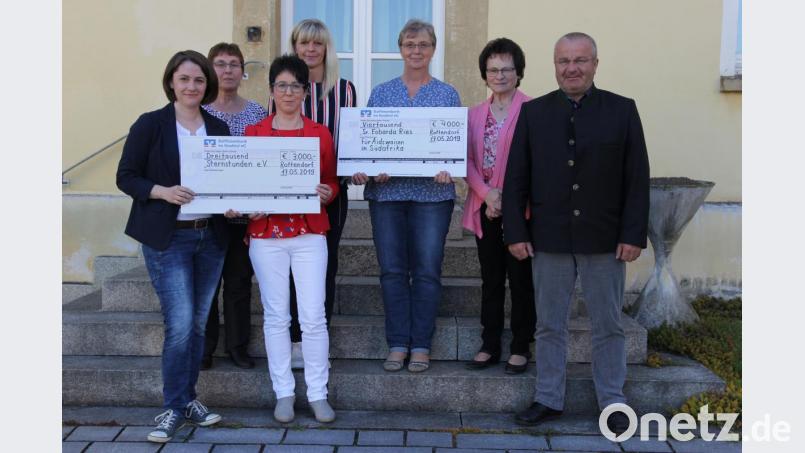 4000 Euro für Aidswaisen, 3000 Euro für die Aktion &quot;Sternstunden&quot;: Unser Bild zeigt (von links) Margit Ringer, Irmgard Eckl, Manuela Weikmann, Ulrike Neidl, Gisela Ries, Resi Pösl und Bürgermeister Josef Deichl bei der Spendenübergabe. Bild: ral