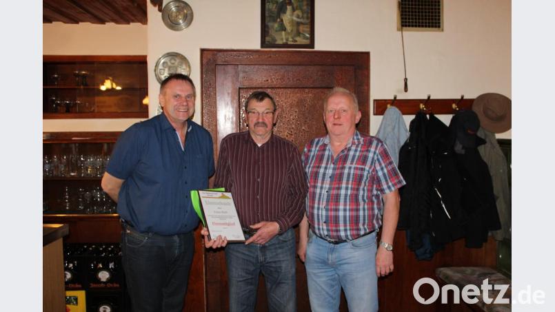 Die Vorsitzenden Wolfgang Niebauer (links) und Franz Mühlbauer (rechts) ernannten Franz Babl zum Ehrenmitglied. Bild: mnt