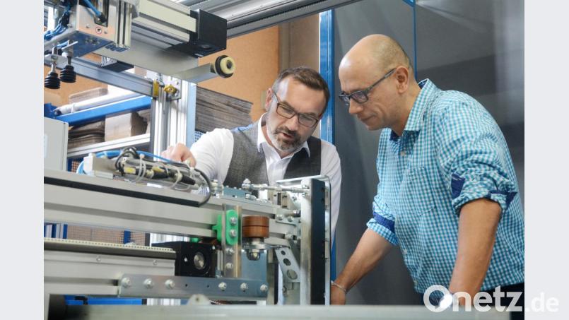 Projekt-Manager Markus Lang bespricht sich mit seinem Kollegen Henry Vogel. Der Anspruch ist absolut: &quot;Wir wollen 100-prozentige Kundenzufriedenheit. Dazu müssen wir perfekt sein.&quot; Bild: Gabi Schönberger