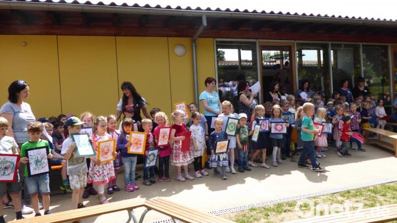 Die Kinder überraschten ihre Eltern mit Mutter- und Vatertagsgeschenken. Bild: jow