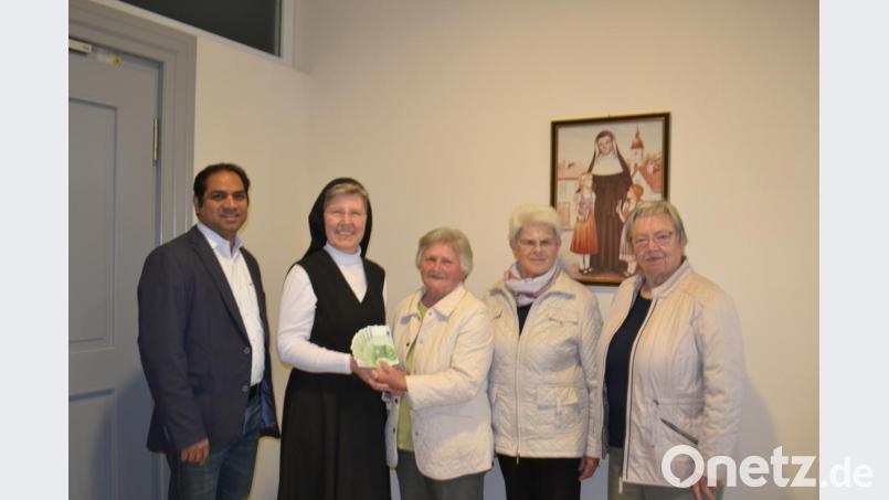Pfarrvikar Benny Joseph Kochumundammalayil und Oberin Gabriele Liegl (von links) bedankten sich bei den Frauen für die Spende. Bild: exb