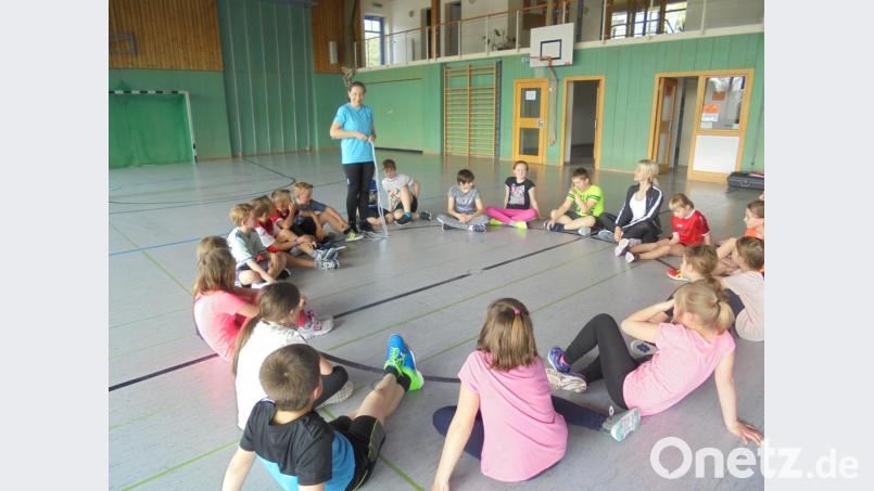 Die Schüler der Zottbachtal-Grundschule Pleystein beim Skipping-Hearts-Workshop. Bild: exb