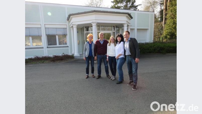 Von links: Die Mitarbeiter Gabriele Rubenbauer, Tamas Bödöcs, Simone Neudert, Franziska Ackermann und Geschäftsführer Roman Mühlmeier präsentieren ihr Domizil in Schwarzenbach bei Bärnau. Bild: ubb