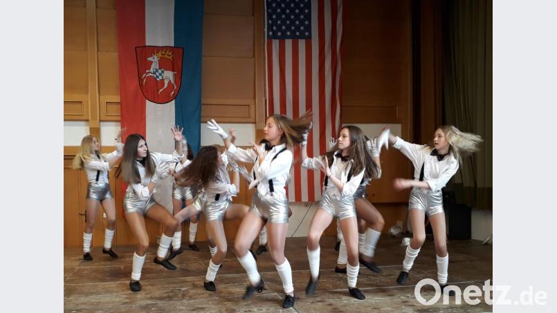 Für ihren Auftritt bekam die von Regina Merkl geleitete Jugendgarde einen großen Applaus. Bild: u