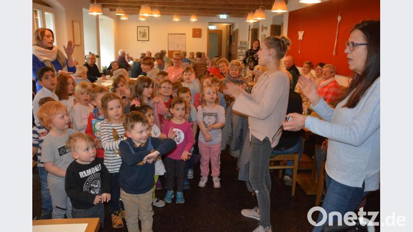 Leidenschaftlich bereicherten die Kinder des Städtischen Kinderhauses „Die kleinen Hankerler“ das Muttertagscafé mit Liedbeiträgen. Rechts im Bild Kinderhausleiterin Sigrid Eger. Bild: jr