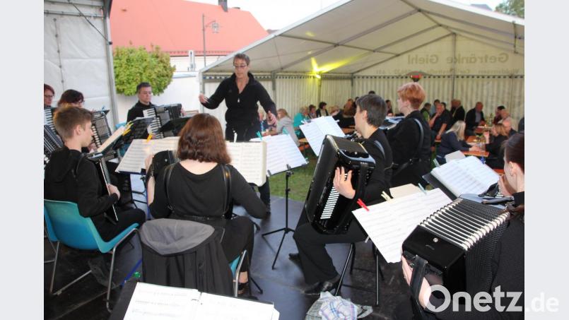 Das 1. Akkordeonorchester Waldsassen bot unter der Leitung von Silke Polata konzertante und unterhaltsame Akkordeonmusik in den &quot;Neuen Gärten&quot;. Bild: kro