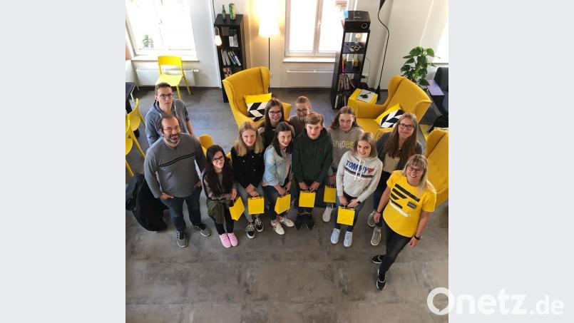 Die Schülerinnen bei der Marketingagentur C3 in Tirschenreuth. Bild: exb