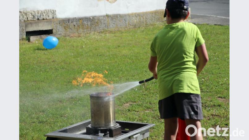 Das Löschen ist nicht immer so einfach, müssen die jungen Besucher des Wachfests schnell erkennen. Bild: jma