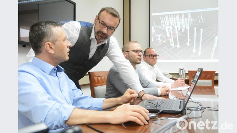 Lockere, aber konzentrierte Atmosphäre in der Parksteiner Unternehmenszentrale. Ein Projekt-IT-Team simuliert mit Markus Lang die Leistungsfähigkeit eines Distributionszentrums, das momentan in Spanien installiert wird. Bild: Gabi Schönberger