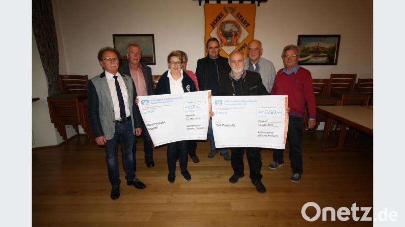 Badbaustiftungsvorsitzender Franz Floth (rechts) übergibt je eine 1000-Euro-Spende an Wunibald Heinl (TSV, Dritter von rechts) und Sabine Wittmann (Wasserwacht, Dritte von links). Mit im Bild sind das neue Stiftungsratsmitglied und TSV-Vorsitzender Josef Sirtl (Zweiter von rechts), Bürgermeister Werner Walberer (links) sowie Rainer Wutz (TSV), Rita Brunner (Vorsitzende TSV-Förderkreis) und Reinhard Reindl vom TSV (hinten, von links). Bild: bjp