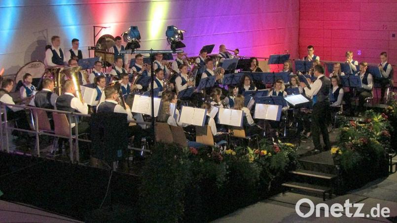 Das Blasorchester der Knabenkapelle Auerbach beim Frühjahrskonzert in der Helmut-Ott-Halle. Bild: sck