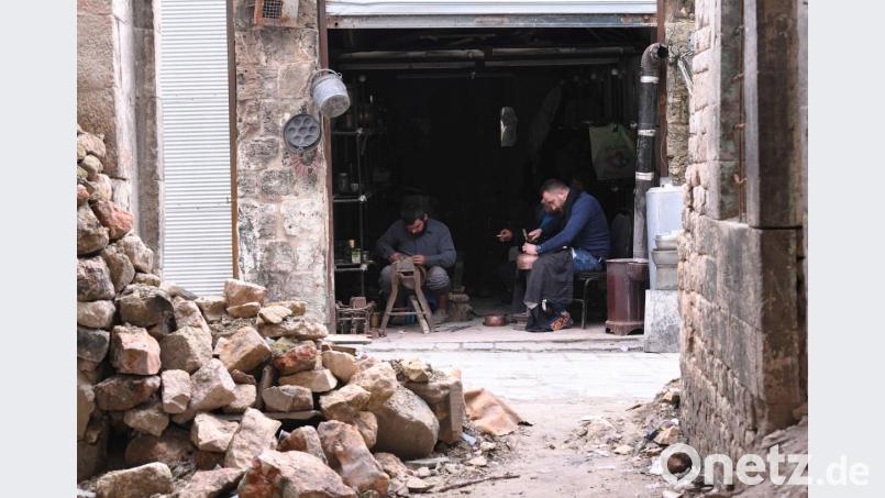 Leben in Trümmern, im Bild eine Kupferwerkstatt. Von Normalität ist das Leben in der nordsyrischen Stadt weit entfernt. Bild:  dpa, Ammar Safarjalani