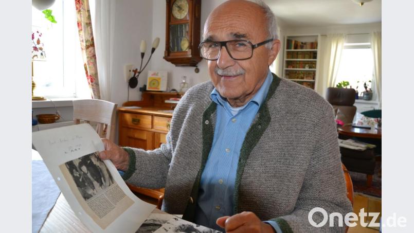 Gerd Lindner kennt Paul Breitner seit seiner Jugend. Im Juli 1980 war der Fußballstar zur Autogrammstunde zum SV Floß gekommen. Bild: Lowak