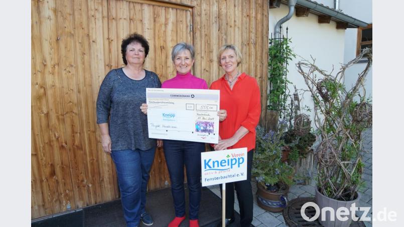 Ursula Kass überreichte im Namen der weiblichen Mitglieder des Golfclubs Lauterhofen an Marlene Groitl und Anita Schwaiger (von links) einen Scheck für die Herzkissen-Aktion des Vereins. Bild: nib