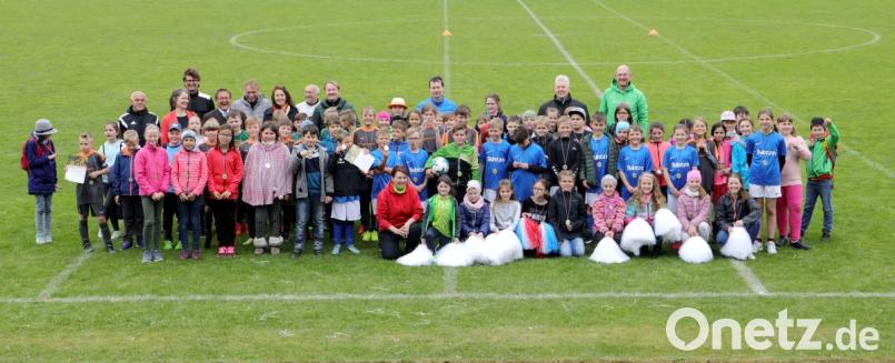 Die drei erstplatzierten Mannschaften mit dem Gewinner, der Grundschule Plößberg. Mit auf dem Bild (hinten stehend von rechts) Organisator Alexander Köstler und Rektor Peter Preisinger sowie Schulrätin Martina Puff (zweite von links) und Bürgermeister Hans Donko (vierter von links.) Bild: njn
