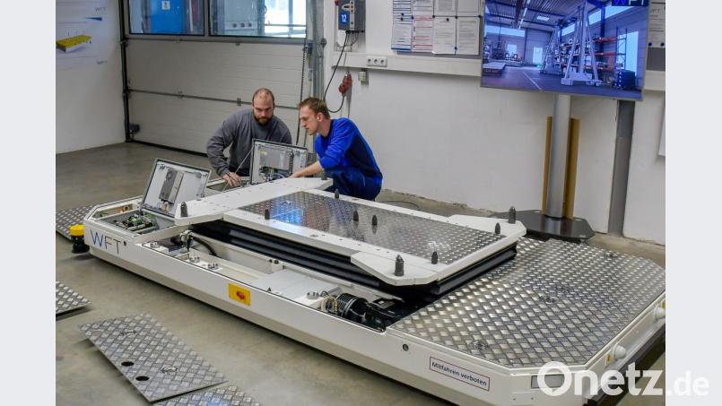 Zwei "Stäubli WFT"-Mitarbeiter montieren ein "fahrerloses Transportsystem". Die Auftragsbücher sind voll. Bild: chl