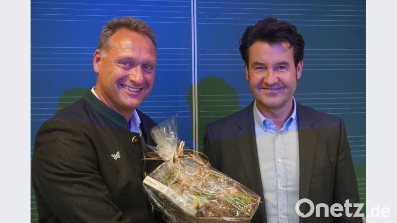 Elternbeirat Stefan Roßmayer (links) bedankte sich bei Horst Hüttel (rechts) für den spannenden Vortrag. Bild: fppp