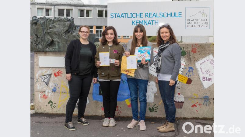 Fachbetreuerin Katrin Schmidt (rechts) und Mathematiklehrerin Stefanie Hanauer (links) gratulierten Fabienne Freiberger, 5f und Hanna Roth, 5c (von links) zu ihrem Erfolg beim Wettbewerb „Mathe mit dem Känguru“. Bild: jzk
