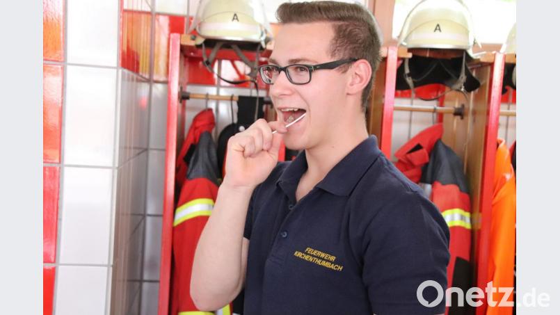 Auch die jungen Feuerwehrler wollen helfen und lassen sich typisieren. Bild: jma