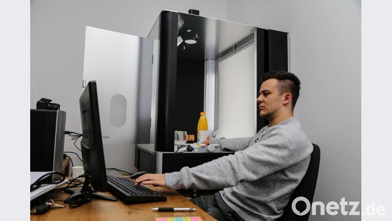 Jedes Produkt wird in einer 3-D-Box fotografiert, automatisch von allen Seiten. Auch auf diesem Gebiet sind die Erbendorfer mittlerweile Experten. Die Aufnahmen werden dabei so bearbeitet, dass sie selbst für Hochglanzprospekte geeignet sind. Bild: Roland Wellenhöfer