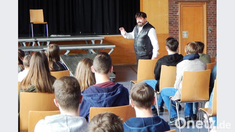 Das Ein-Mann-Stück regte die Schüler zum Nachdenken an. Bild: exb