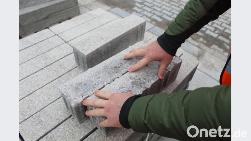 Graniteinschlüsse in einem gegossenen Betonstein aus dem Hause Godelmann. Bild: mvs