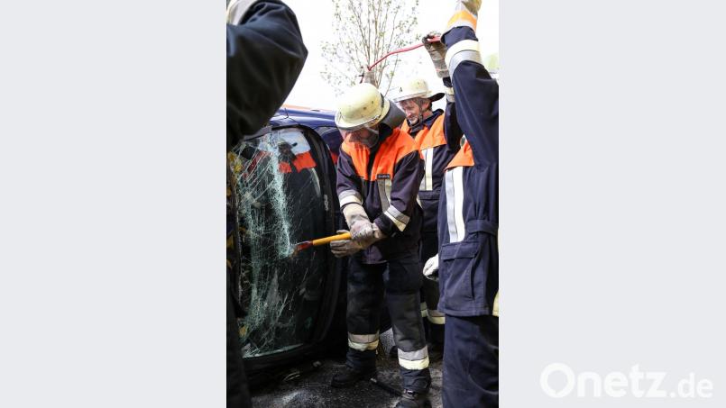 Im Ernstfall muss auch einmal die Frontscheibe eines Autos zerstört werden. Manchmal zählen bei der Bergung von Personen Sekunden. Bild: egl