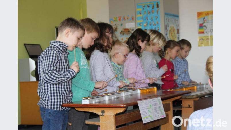 Mit Begeisterung und Eifer zeigen die vier bis sechs Jahre alten Früherziehungskinder der Musikschule Klangwerkstatt ihr Können. Bild: ads