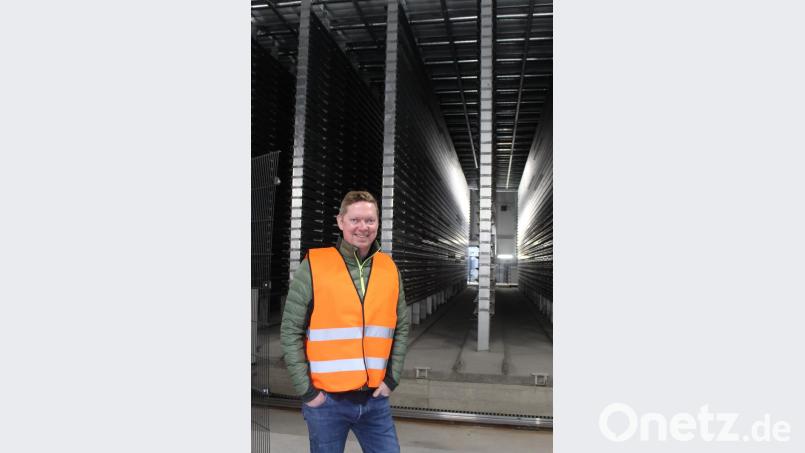 In der hochmodernen Trocknungsanlage trocknen die frischen, noch dampfenden Steine wie von selbst und ohne zusätzliches Heizen. „Wir nutzen zu 100 Prozent die Abwärme der Steine, lassen die Luft nur zirkulieren.“ Bild: mvs