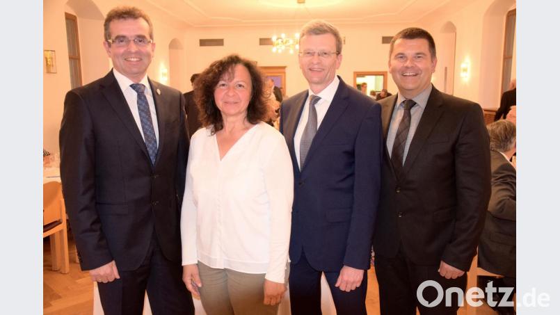 Christa Bauer wurde wieder einstimmig in den Aufsichtsrat der Raiffeisenbank Unteres Vilstal berufen. Dazu gratulierten Bankvorstand Karl Schlagbauer, der Aufsichtsratsvorsitzende Alfred Hantsch und Bankvorstand Michael Doblinger (von links). Bild: bö