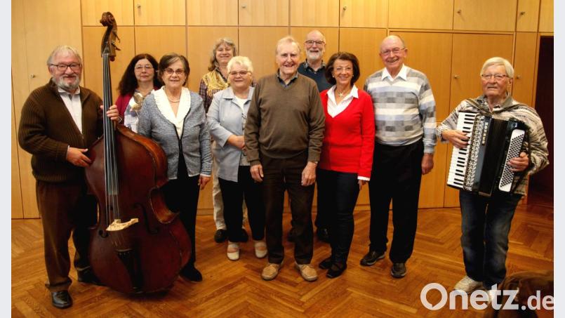 Die Sonntagsdichter gastierten mit ihren Begleitmusikern diesmal im Pfarrheim in Fronberg und stellten ihre neuen Werke vor. Bild: Hirsch