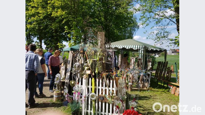 Dekorative Gartenaccessoires und kunsthandwerkliche Objekte gab es beim Gartenmarkt. Bild: gi