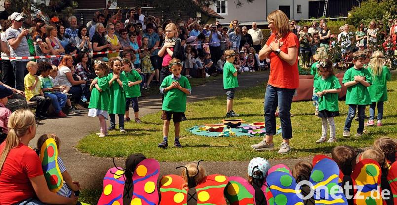 Mit verschiedenen Singspielen erfreuten die Kinder die zahlreich erschienenen Eltern und Gäste. Bild: R. Kreuzer