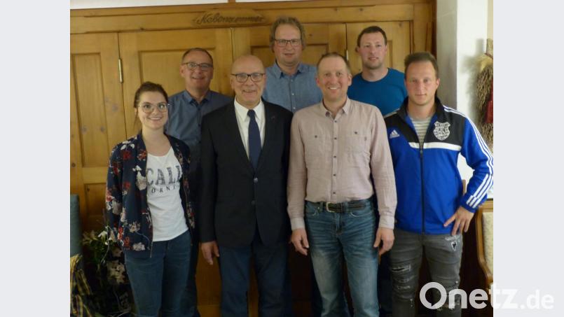 Nach der Vorstandswahl beim TuS Rosenberg (von links): Schriftführerin Viola Götz, Zweiter Vorsitzender Manfred Seitz, Vorsitzender Jürgen Wyrobisch, Dritter Vorsitzender Horst Perrey, Norman Prosch, Florian Kühn (beide Bauausschuss) und Kassier Tobias Tischler. Bild: exb