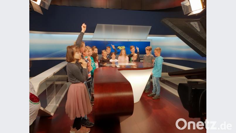 Die Viertklässler aus Krummennaab im Studio von OTV. Bild: exb