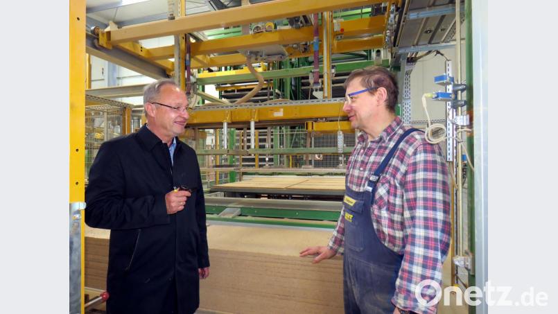 Mitarbeiter Roland Bergmann (rechts) bespricht hier mit Chef Anton Hart (links) die Produktionsabläufe. Bild: ubb